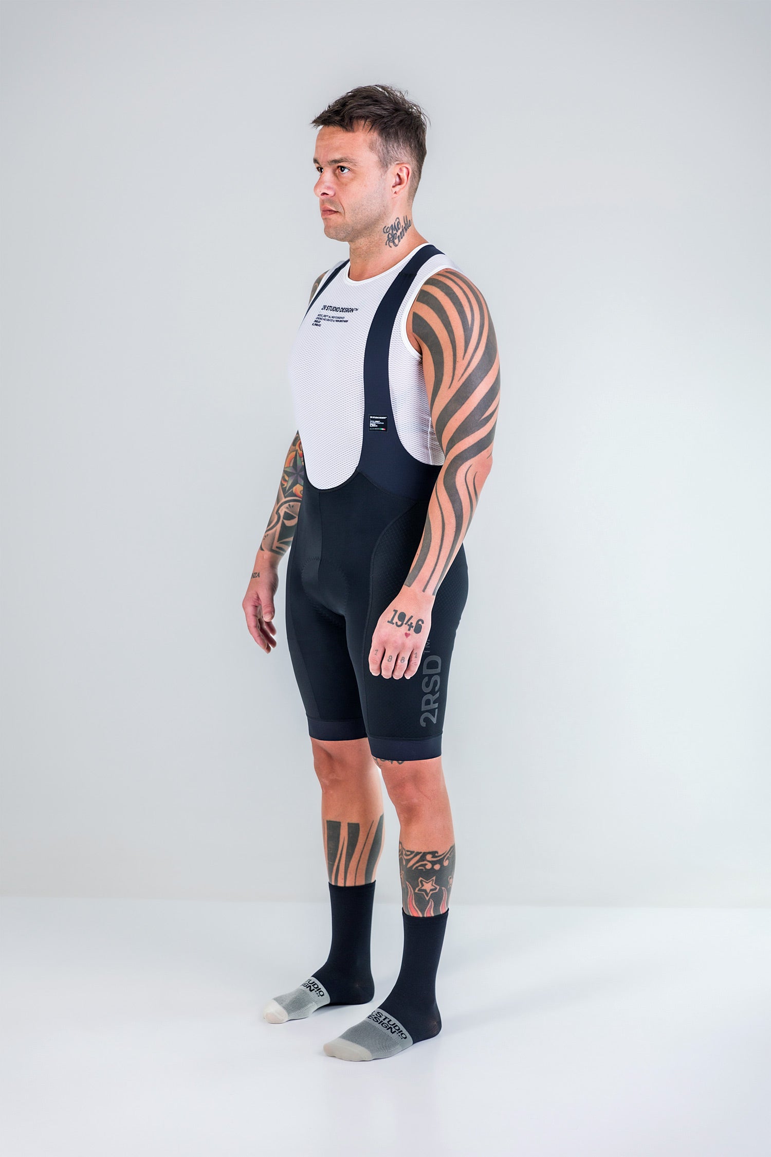 Bretelle 2RSD AeroFlow 1.3 / Cor: All Black. Desenvolvidos com tecidos de compressão altamente elásticos, de toque suave e luxuoso e equipados com Pad da prestigiada Elastic Interface. Desempenho e conforto sem paralelo, estabelecendo um novo marco no vestuário de ciclismo.