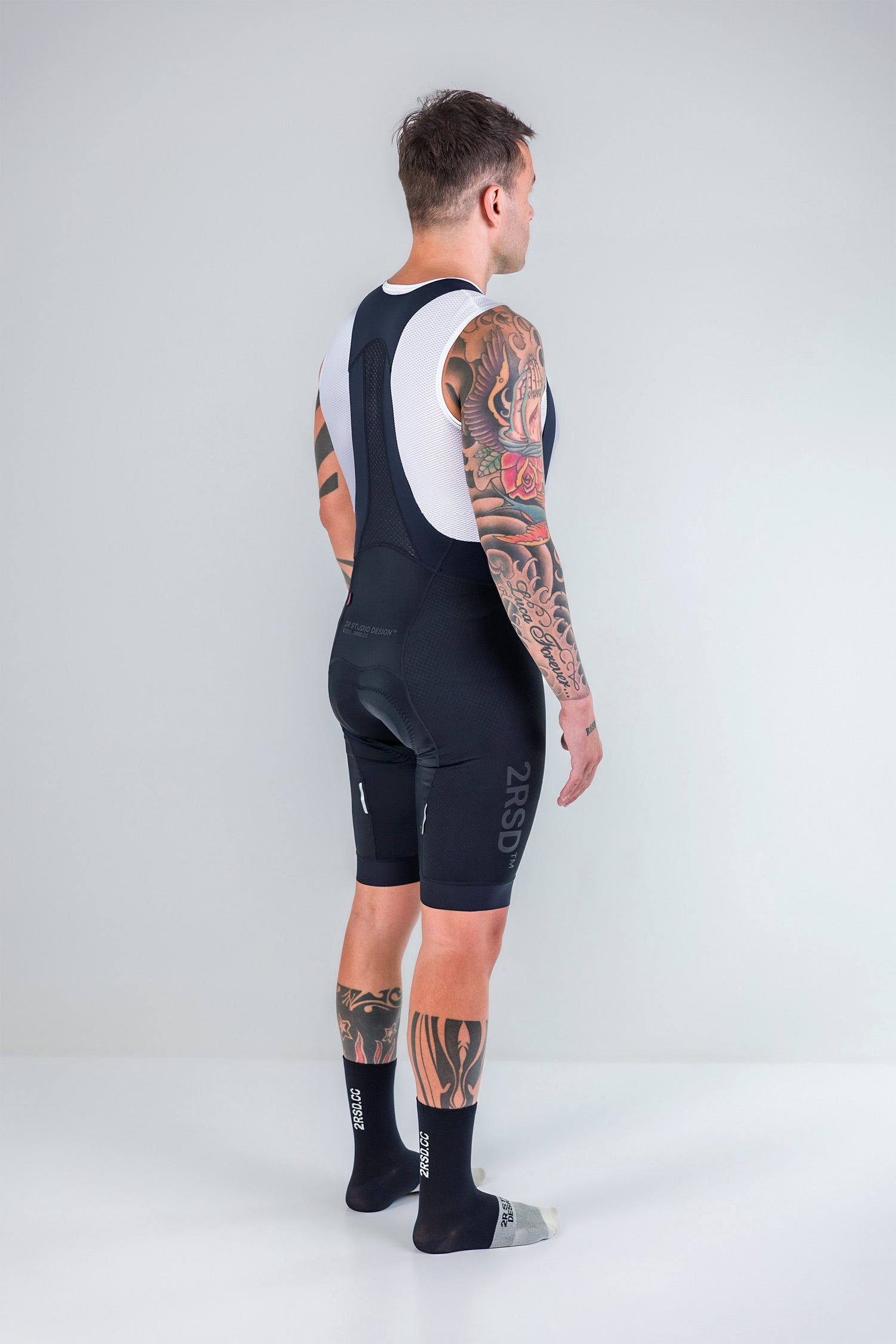 Bretelle 2RSD AeroFlow 1.3 / Cor: All Black. Desenvolvidos com tecidos de compressão altamente elásticos, de toque suave e luxuoso e equipados com Pad da prestigiada Elastic Interface. Desempenho e conforto sem paralelo, estabelecendo um novo marco no vestuário de ciclismo.